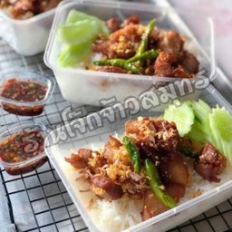 ข้าวหมูสามชั้นทอดกระเทียม