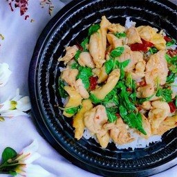 ไก่กะเพราราดข้าว