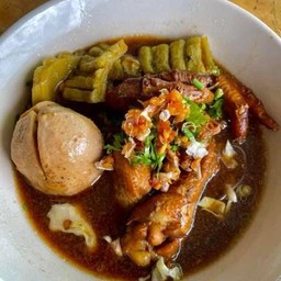 ก๋วยเตี๋ยวไก่ตุ๋นรวม + ลูกชิ้นยักษ์