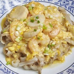 เส้นใหญ่ฮ่องกงผัดไข่ข้นกุ้งกับหอยเชลล์
