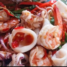 [อร่อยซ่ากับโค้ก] กระเพราทะเลราดข้าว +  โค้ก ออริจินัล (กระป๋อง)