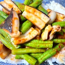 พริกแกงหมึกราดข้าว