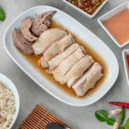 วิศวกรข้าวมันไก่ สิงคโปร์ เนื้อน่องสะโพกนุ่มฉ่ำเด้งน้ำจิ้มรสแซ่บ