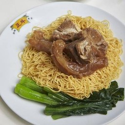 บะหมี่แห้งเนื้อตุ๋นซอสจูโหว่สไตล์ฮ่องกง