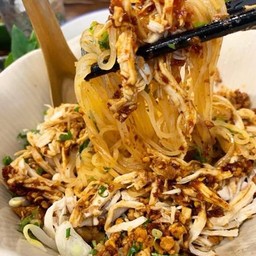 ก๋วยเตี๋ยวไก่ฉีกแห้งลูกชิ้นยักษ์