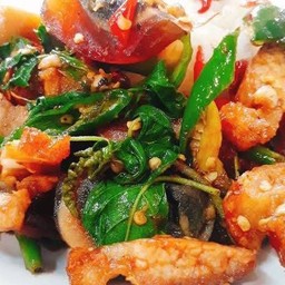 กะเพราหมูกรอบไข่เยี่ยวม้าราดข้าว