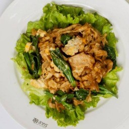 เส้นฟองเต้าหู้ผัดซีอิ๊วคะน้าฮ่องกง Stir-fried tofu noodles with soy sauce and Hongkong kale