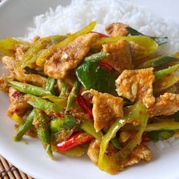 ผัดพริกแกงไก่
