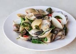 หอยตลับผัดใบโหระพา(Stir fried basil vongole)