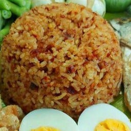 ข้าวผัดน้ำพริกตาแดงแคบหมูไข่ต้ม