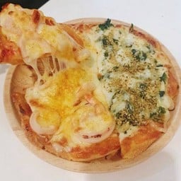 โรตีพิซซ่าต้มยำซีฟู้ดฮาฟผักโขมชีส