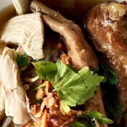 ก๋วยเตี๋ยวไก่ตุ๋นหลังสนามกีฬา(เจ้าเดิมข้างโฮงยาไทย)