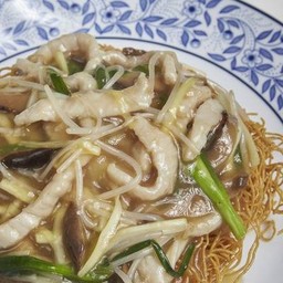 บะหมี่กรอบราดหน้าหมูเส้น
