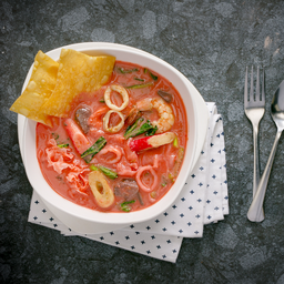 เส้นใหญ่กรอบราดหน้าเย็นตาโฟ