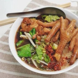 ก๋วยเตี๋ยวไก่ตุ๋นรวม (ตีนไก่ + น่องไก่ + ไก่ฉีก)