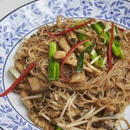 เส้นหมี่ผัดแห้งฮ่องกงหมูเส้น