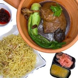 เป็ดตุ๋นเสิร์ฟคู่บะหมี่ Braised duck with noodle
