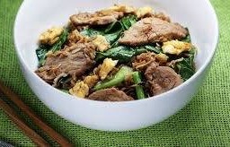 มาม่าผัดซีอิ้วเนื้อชิ้น