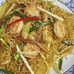 เส้นหมี่ผัดแห้งสไตล์สิงคโปร์
