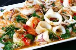 กะเพราทะเล (กับข้าว) stri fried basil seafood