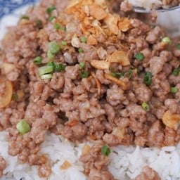 ข้าวราดหมูสับผักกระเทียม