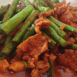 ข้าวหน้าผัดพริกแกงหมูชิ้นใส่ถั่วฝักยาว