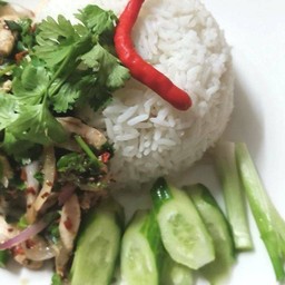 ข้าวลาบไก่ชิ้นแซ่บซี๊ด+น้ำซุปแสนอร่อย