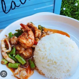 ข้าวผัดพริกแกงทะเล