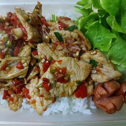 ข้าวราดหมูชิ้นคั่วพริกเกลือ