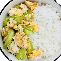 [อร่อยซ่ากับโค้ก] ข้าวผัดแตงใส่ไข่ +  โค้ก ออริจินัล (ขวด) 