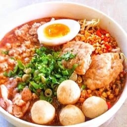 ครัวคุณยาย/ข้าวหมูกรอบคั่วพริกเกลือ ข้าวหมูกรอบผัดกระพรา ข้าวหมูกรอบผัดพริกเผา /ก๋วยเตี๋ยวไก่ตุ๋นรสเ