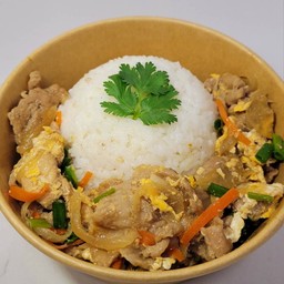 ข้าวหน้าหมูสไลด์ผัดซอสญี่ปุ่น