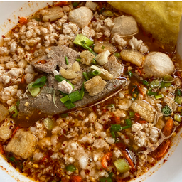 เกาเหลาต้มยำหมูสับ ลูกชิ้นหมูพิเศษ