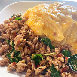 ข้าวกะเพรา+ไข่ข้น (เลือกเนื้อสัตว์ด้านใน)