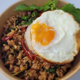 ข้าวหน้ากะเพราหมูไข่ดาว