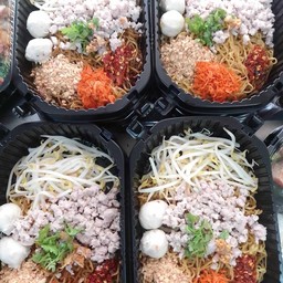 ก๋วยเตี๋ยว ยำหมูสับ