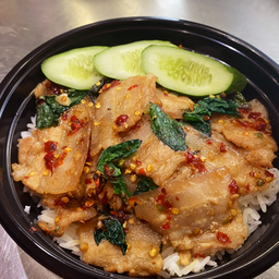 ข้าวกะเพราหมูสามชั้น