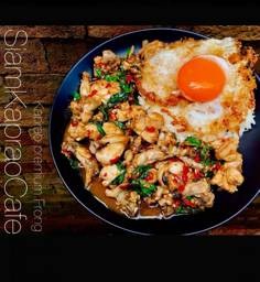 ข้าวกะเพรากบ ทั้งตัว ไข่ดาว