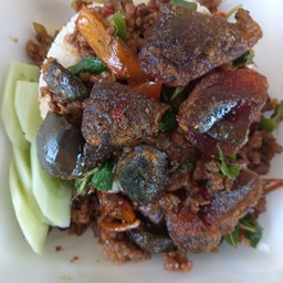 กะเพราไข่เยี่ยวม้า