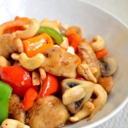 ไก่ผัดเม็ดมะม่วง( Stri Fried Cashew Nuts)
