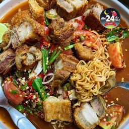 ยำมาม่าหมูกรอบ