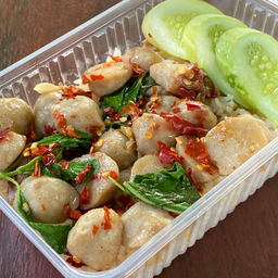 ข้าวกะเพราลูกชิ้นหมู
