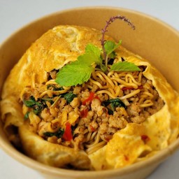 มาม่าผัดกะเพราห่อไข่