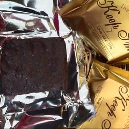 บราวนี่หนึบ  ( ชิ้นละ 15 บาท )