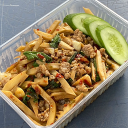 ข้าวกะเพราหน่อไม้  (เลือกเนื้อสัตว์ด้านใน)