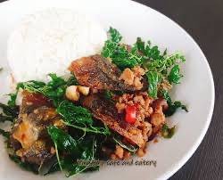 ไข่เยี่ยวม้ากะเพรากรอบไก่สับ (ราดข้าว)