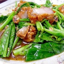 Stir fried Crispy  pork  with  kale (คะน้าหมูกรอบ)