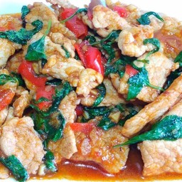 ข้าวหน้าผัดโหระพาหมูชิ้น+ไข่ดาว