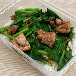 ข้าวราดผัดยอดคะน้า  (เลือกเนื้อสัตว์ด้านใน)