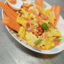 ยำข้าวโพดใส่ไข่เค็ม